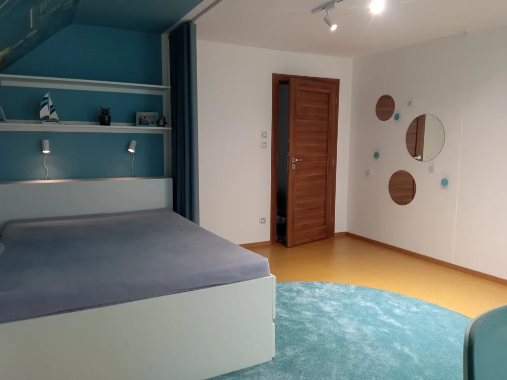 Dětský pokoj s vesmírným motivem, fotografie realizace